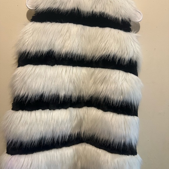 Little Marc Jacobs Girls’ Striped Faux Fur Vest – Size 10 (EU 138) - Picture 2 of 3